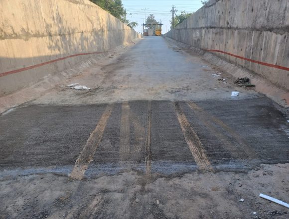 h03 सीमेंटेड सड़क उखड़ने के कारण छह दिन से बंद है अण्डरपास से आवागमन