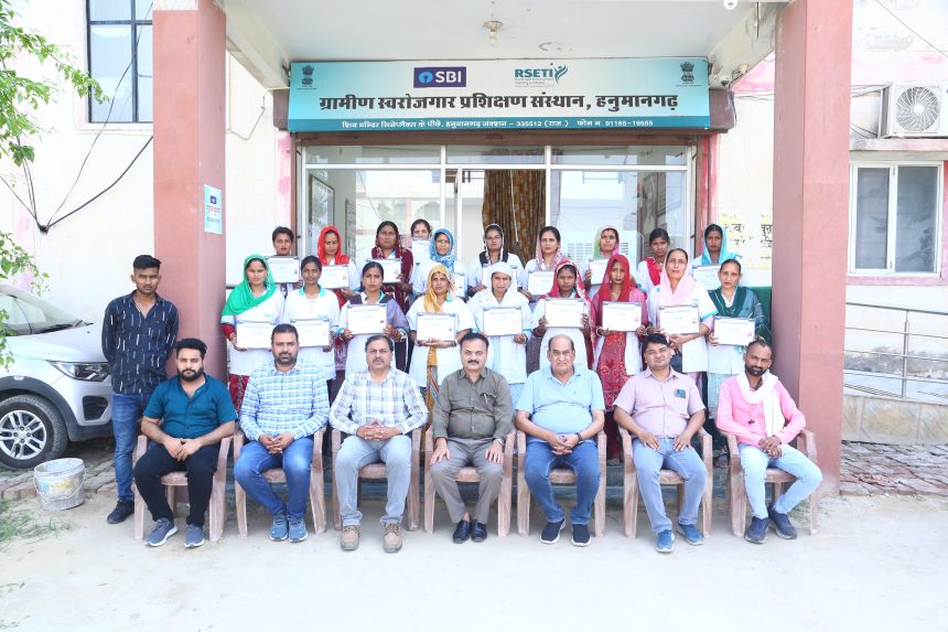 h04 35 प्रशिक्षणार्थियों ने ली हस्तनिर्मित अगरबत्ती बनाने की ट्रेनिंग