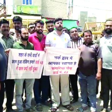 आक्रोशित व्यापारियों का फूटा गुस्सा, संगरिया मार्ग पर किया चक्काजाम