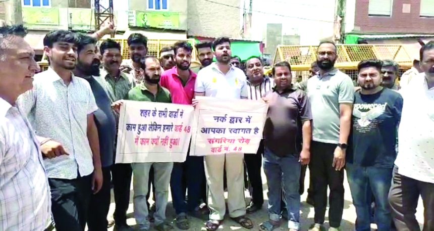 h05 आक्रोशित व्यापारियों का फूटा गुस्सा, संगरिया मार्ग पर किया चक्काजाम