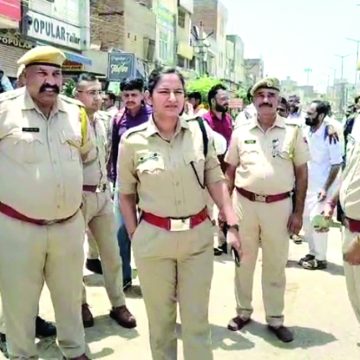 आश्वासनों से परेशान दुकानदार सड़क के बीच टैंट गाड़ धरने पर बैठे, किया चक्काजाम