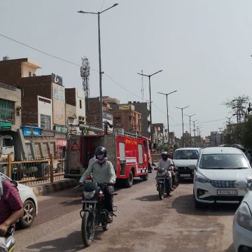 आसमान से बरसी आग तो भट्ठी की तरह तपी सड़कें