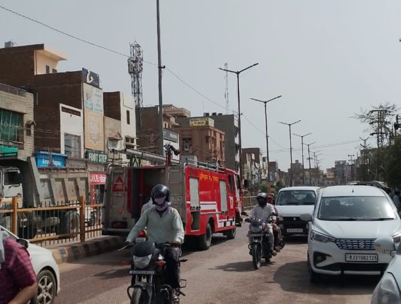 आसमान से बरसी आग तो भट्ठी की तरह तपी सड़कें