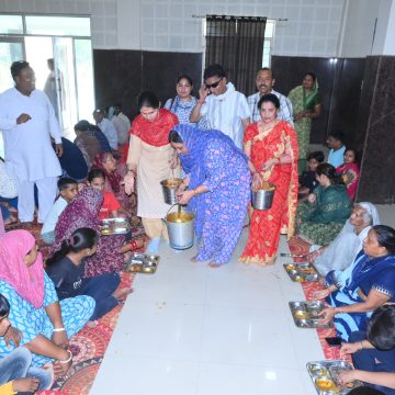 हवन यज्ञ में पूर्णाहुति डाल सुख-समृद्धि और खुशहाली की कामना