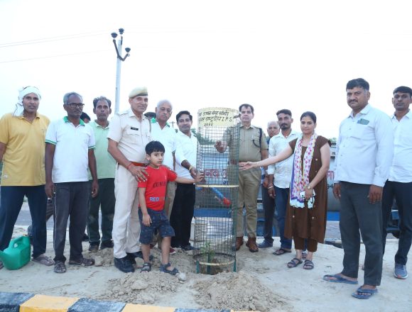पर्यावरण संरक्षण में समर्पित युवाओं को पौधारोपण कर दी श्रद्धांजलि