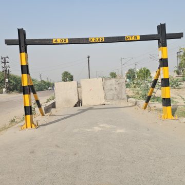 उखड़ी सीमेंटेड सड़क, अण्डरपास से आवागमन बंद