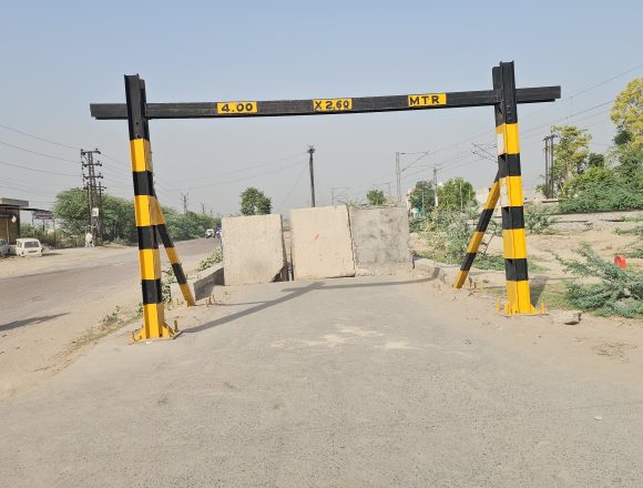 उखड़ी सीमेंटेड सड़क, अण्डरपास से आवागमन बंद