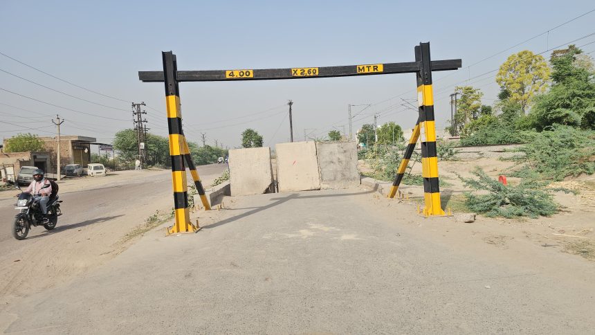 h07 उखड़ी सीमेंटेड सड़क, अण्डरपास से आवागमन बंद