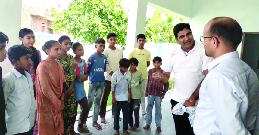 h09 जिला कलक्टर ने संस्कारित पाठशाला का किया निरीक्षण