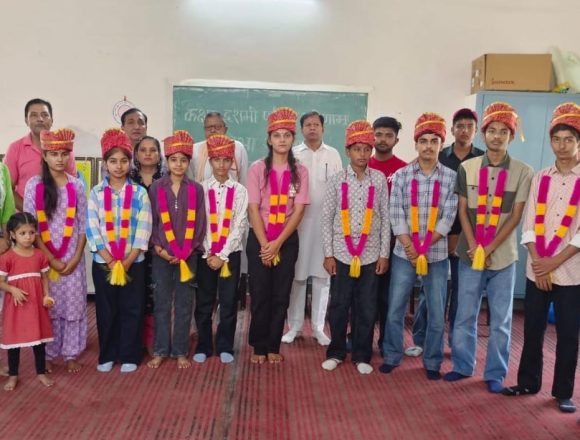 मेधावी विद्यार्थियों को किया सम्मानित