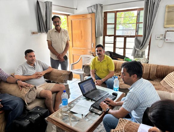 दस हजार रुपए की रिश्वत लेते एसीबी के हत्थे चढ़ा ग्राम पंचायत प्रशासक (सरपंच)
