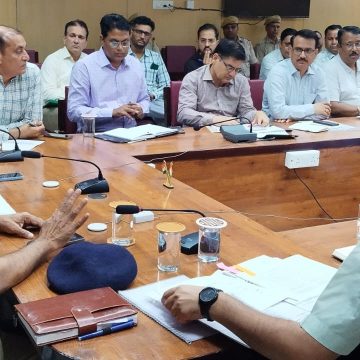 जिला कलक्टर की अधिकारियों को सख्त हिदायत : आपातकालीन हालातों में हर स्तर पर तैयार रहें, अफवाहों से बचें