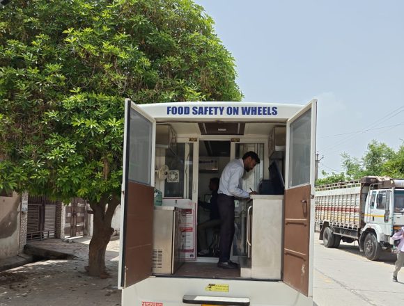 मोबाइल खाद्य परीक्षण प्रयोगशाला के जरिए दूध की जांच