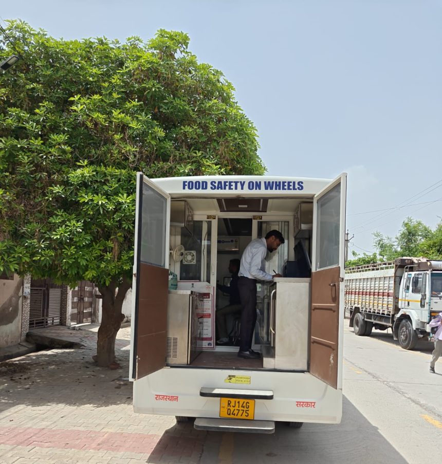 मोबाइल खाद्य परीक्षण प्रयोगशाला के जरिए दूध की जांच