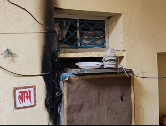 jhalalwar- ट्रांसफार्मर ब्लास्ट से घरों में करंट, 4 झुलसे