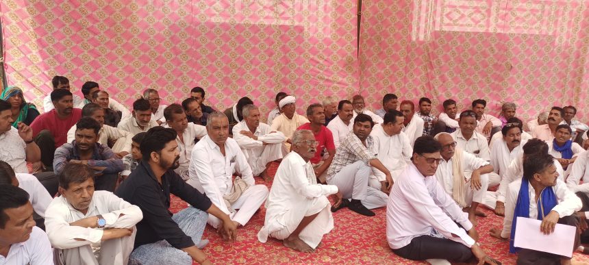 nohar004 नगर पालिका सीमा से हटाने को लेकर विरोध तेज, नगर पालिका के आगे धरना प्रारंभ