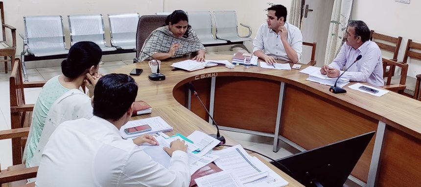 Oplus_131072 प्रधानमंत्री आदर्श ग्राम योजना पर चर्चा