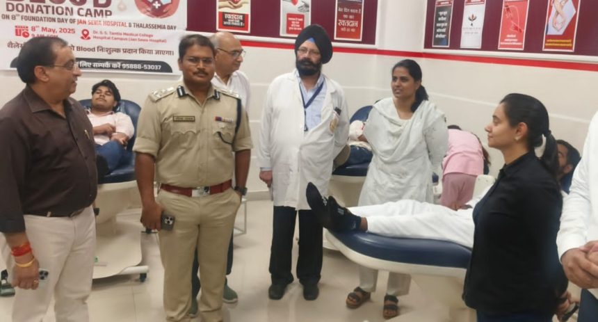 Oplus_131072 प्रभारी सचिव, जिला कलक्टर, एसपी ने किया शहर का दौरा