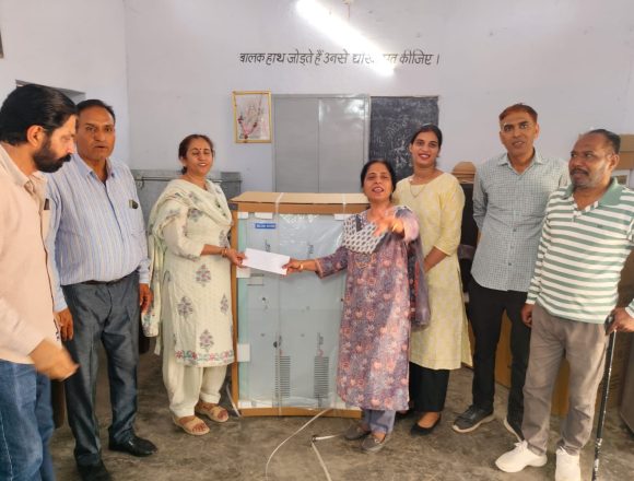 ravi1 बालिका विद्यालय मिर्जेवाला में भेंट किया वाटर कूलर