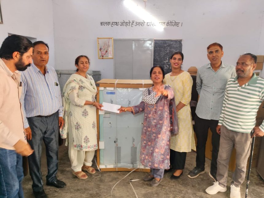 ravi1 बालिका विद्यालय मिर्जेवाला में भेंट किया वाटर कूलर