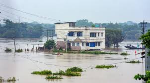 सूरत में 7 इंच बारिश, बाढ़ जैसे हालात, स्कूल बंद
