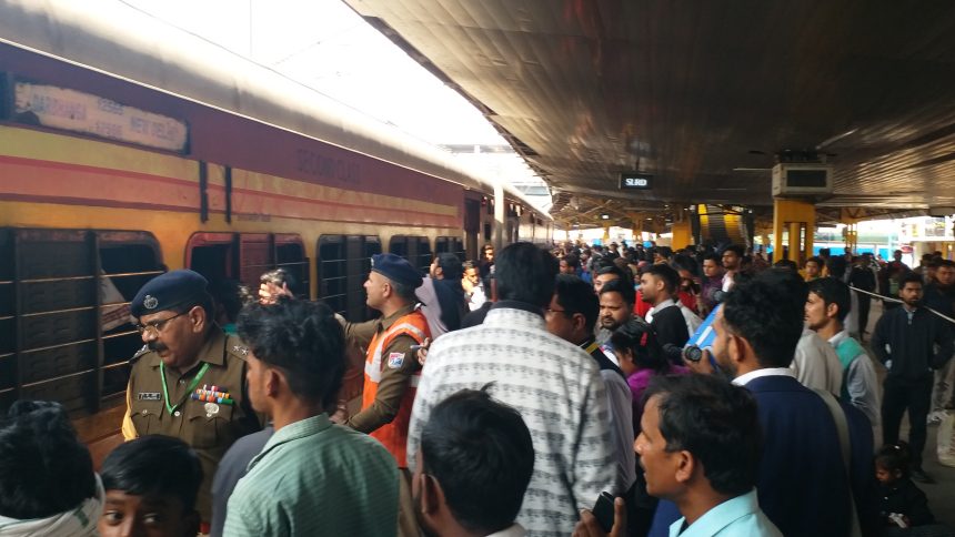 HJ रेल यात्रियों को मास्क की सलाह: कोरोना और वायरल बीमारियों के बढ़ते संक्रमण को देखते हुए रेलवे की अपील