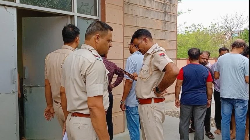 भाजपा नेता की दिनदहाड़े धारदार हथियारों से बदमाशों ने की हत्या, मंदिर से दर्शन कर लौट रहे थे भाजपा नेता की दिनदहाड़े धारदार हथियारों से बदमाशों ने की हत्या, मंदिर से दर्शन कर लौट रहे थे