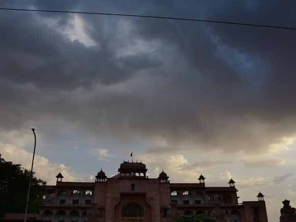 राजस्थान में अगले 4 दिन आंधी-बारिश और वज्रपात की जद में आएंगे 20 से ज्यादा जिले, अलर्ट हुआ जारी राजस्थान में अगले 4 दिन आंधी-बारिश और वज्रपात की जद में आएंगे 20 से ज्यादा जिले, अलर्ट हुआ जारी