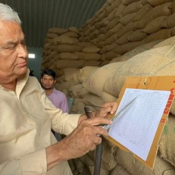 किसानों को लूटने वाले कारोबारियों के खिलाफ कृषि मंत्री की बड़ी कार्रवाई, 6 बीज फैक्ट्रियां सीज किसानों को लूटने वाले कारोबारियों के खिलाफ कृषि मंत्री की बड़ी कार्रवाई, 6 बीज फैक्ट्रियां सीज