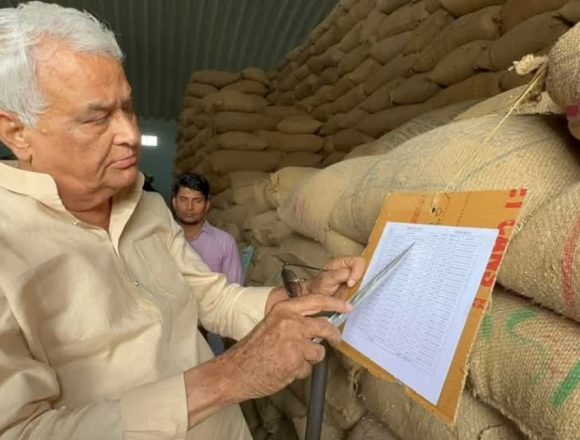 किसानों को लूटने वाले कारोबारियों के खिलाफ कृषि मंत्री की बड़ी कार्रवाई, 6 बीज फैक्ट्रियां सीज किसानों को लूटने वाले कारोबारियों के खिलाफ कृषि मंत्री की बड़ी कार्रवाई, 6 बीज फैक्ट्रियां सीज
