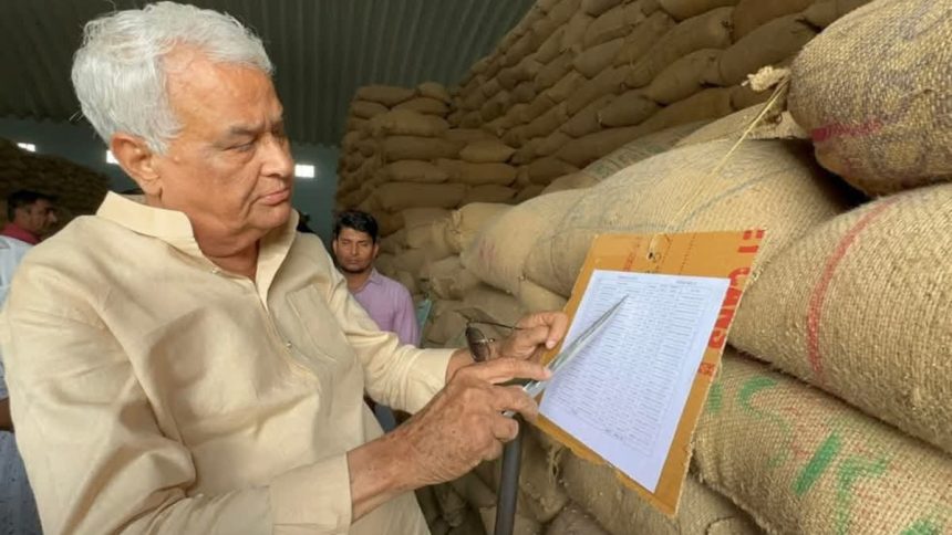 किसानों को लूटने वाले कारोबारियों के खिलाफ कृषि मंत्री की बड़ी कार्रवाई, 6 बीज फैक्ट्रियां सीज किसानों को लूटने वाले कारोबारियों के खिलाफ कृषि मंत्री की बड़ी कार्रवाई, 6 बीज फैक्ट्रियां सीज
