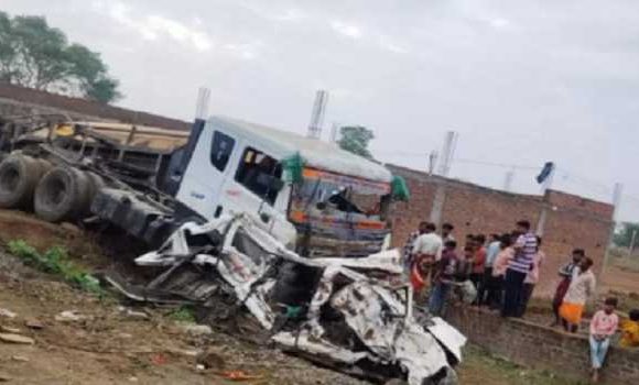 सीमेंट से भरा ट्राला वैन पर पलटा, नौ की मौत दो घायल सीमेंट से भरा ट्राला वैन पर पलटा, नौ की मौत दो घायल