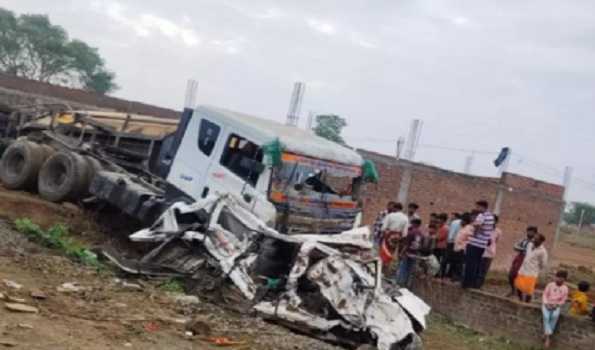 सीमेंट से भरा ट्राला वैन पर पलटा, नौ की मौत दो घायल सीमेंट से भरा ट्राला वैन पर पलटा, नौ की मौत दो घायल