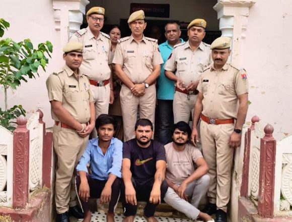 घर में घुसकर की गई हत्या का पदार्फाश, मुख्य आरोपी सहित तीन आरोपी गिरफ्तार घर में घुसकर की गई हत्या का पदार्फाश, मुख्य आरोपी सहित तीन आरोपी गिरफ्तार