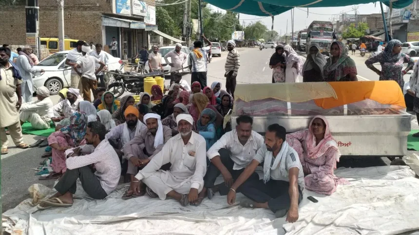 फाजिल्का में खेत के नाले को लेकर हुआ विवाद, 45 वर्षीय शख्स को उतारा मौत के घाट; परिजनों ने जाम किया हाईवे फाजिल्का में खेत के नाले को लेकर हुआ विवाद, 45 वर्षीय शख्स को उतारा मौत के घाट; परिजनों ने जाम किया हाईवे