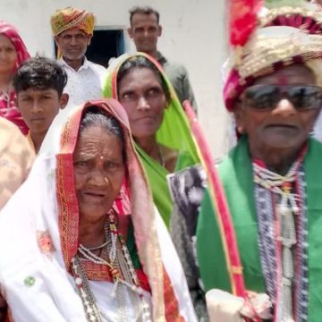 95 साल का दूल्हा, 90 साल की दुल्हन, बच्चों ने करवाई मां-बाप की शादी