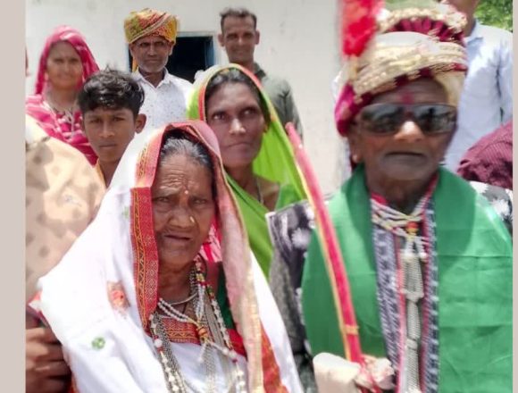 95 साल का दूल्हा, 90 साल की दुल्हन, बच्चों ने करवाई मां-बाप की शादी 95 साल का दूल्हा, 90 साल की दुल्हन, बच्चों ने करवाई मां-बाप की शादी