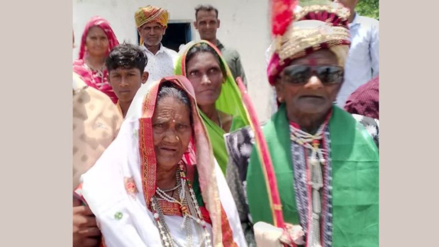 95 साल का दूल्हा, 90 साल की दुल्हन, बच्चों ने करवाई मां-बाप की शादी