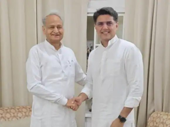 राजस्थान कांग्रेस की नई सियासी तस्वीर, अशोक गहलोत- सचिन पायलट की मुलाकात ने बदले सियासी समीकरण राजस्थान कांग्रेस की नई सियासी तस्वीर, अशोक गहलोत- सचिन पायलट की मुलाकात ने बदले सियासी समीकरण