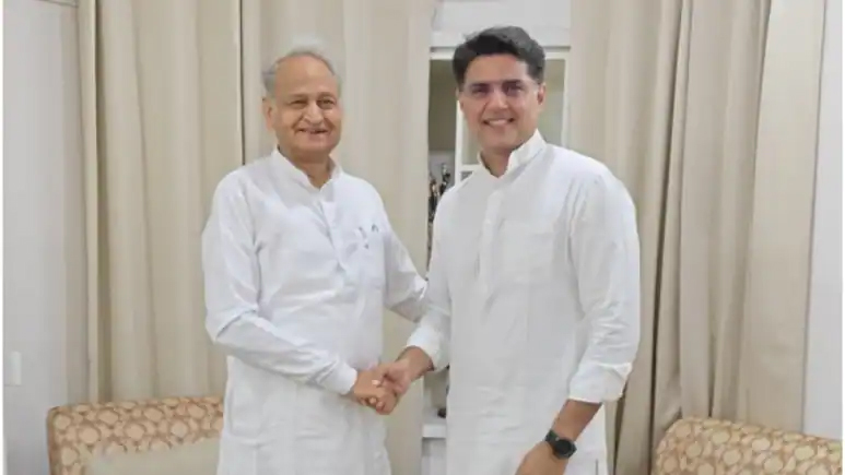 राजस्थान कांग्रेस की नई सियासी तस्वीर, अशोक गहलोत- सचिन पायलट की मुलाकात ने बदले सियासी समीकरण राजस्थान कांग्रेस की नई सियासी तस्वीर, अशोक गहलोत- सचिन पायलट की मुलाकात ने बदले सियासी समीकरण