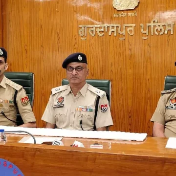 गुरदासपुर पुलिस को मिली बड़ी कामयाबी, दो मामलों में भगौड़े सहित पांच आरोपी गिरफ्तार; हथियार भी बरामद