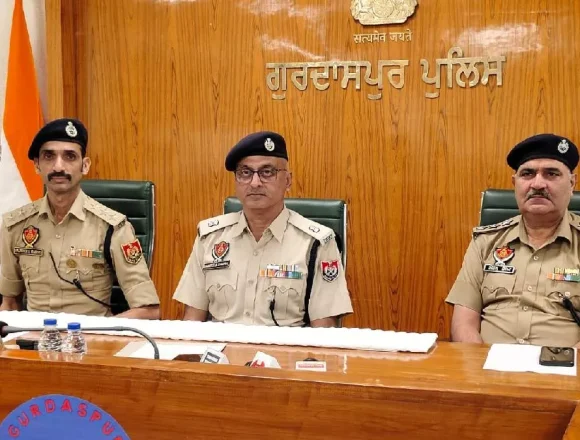गुरदासपुर पुलिस को मिली बड़ी कामयाबी, दो मामलों में भगौड़े सहित पांच आरोपी गिरफ्तार; हथियार भी बरामद गुरदासपुर पुलिस को मिली बड़ी कामयाबी, दो मामलों में भगौड़े सहित पांच आरोपी गिरफ्तार; हथियार भी बरामद