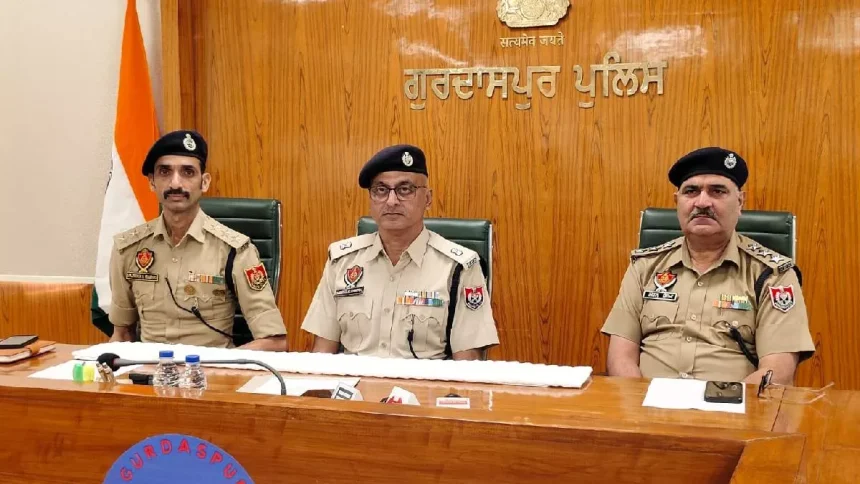 गुरदासपुर पुलिस को मिली बड़ी कामयाबी, दो मामलों में भगौड़े सहित पांच आरोपी गिरफ्तार; हथियार भी बरामद गुरदासपुर पुलिस को मिली बड़ी कामयाबी, दो मामलों में भगौड़े सहित पांच आरोपी गिरफ्तार; हथियार भी बरामद