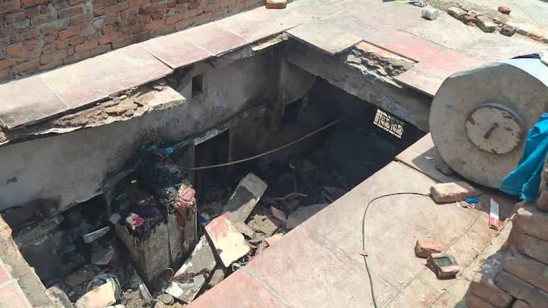 ईद का खाना बनाते समय सिलेंडर ब्लास्ट, छत के उड़े चिथड़े; करीब एक दर्जन लोग घर में थे मौजूद ईद का खाना बनाते समय सिलेंडर ब्लास्ट, छत के उड़े चिथड़े; करीब एक दर्जन लोग घर में थे मौजूद
