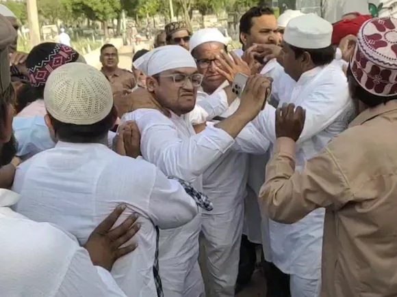 ‘तस्वीर कौन खिंचाएगा’, कांग्रेस विधायक की समाजसेवी से हुई हाथापाई; जमकर हुई गाली-गलौज ‘तस्वीर कौन खिंचाएगा’, कांग्रेस विधायक की समाजसेवी से हुई हाथापाई; जमकर हुई गाली-गलौज