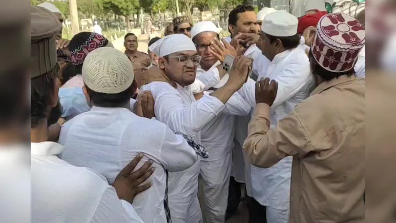 ‘तस्वीर कौन खिंचाएगा’, कांग्रेस विधायक की समाजसेवी से हुई हाथापाई; जमकर हुई गाली-गलौज ‘तस्वीर कौन खिंचाएगा’, कांग्रेस विधायक की समाजसेवी से हुई हाथापाई; जमकर हुई गाली-गलौज