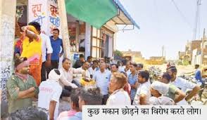 बीडीए ने चकगर्बी में 25 मकान तोड़े 5 छोड़े गए मकानों को लेकर विरोध बीडीए ने चकगर्बी में 25 मकान तोड़े 5 छोड़े गए मकानों को लेकर विरोध