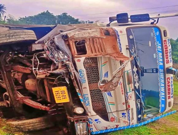 झारखंड में भीषण सड़क हादसा, 9 बारातियों की मौत, ट्रक ने बारात वाहन को मारी टक्कर झारखंड में भीषण सड़क हादसा, 9 बारातियों की मौत, ट्रक ने बारात वाहन को मारी टक्कर