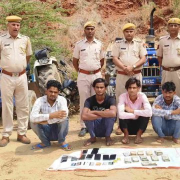 डीग में पहाड़ों की तलहटी में आनलाइन ठगी करते 4 युवक गिरफ्तार, 2 फरार