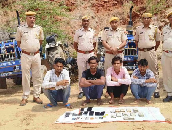 डीग में पहाड़ों की तलहटी में आनलाइन ठगी करते 4 युवक गिरफ्तार, 2 फरार डीग में पहाड़ों की तलहटी में आनलाइन ठगी करते 4 युवक गिरफ्तार, 2 फरार